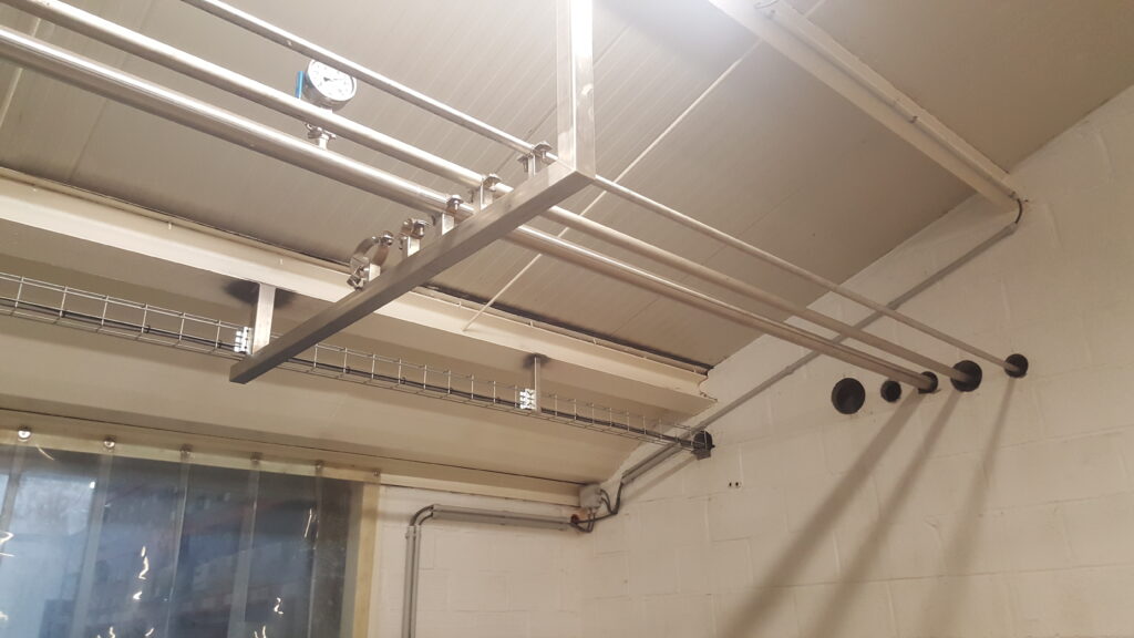 Instalacja rur 1/2 cala, 1 cal , DN 50 z manometrem — zdjęcie 1
