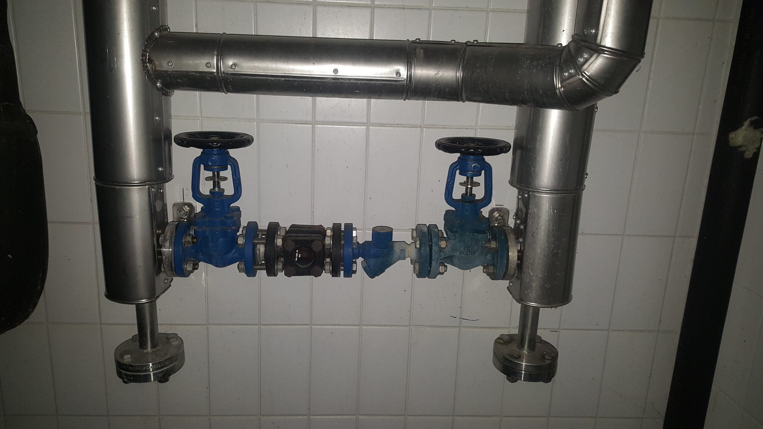 Instalacja z zaworami, wziernikiem i odwadniaczem